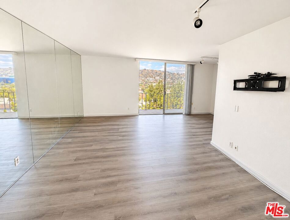 100 S Doheny Drive 815