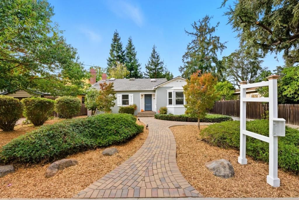 Photo of 860 Harvard Avenue, Menlo Park, CA 94025 (MLS # ML82025161)