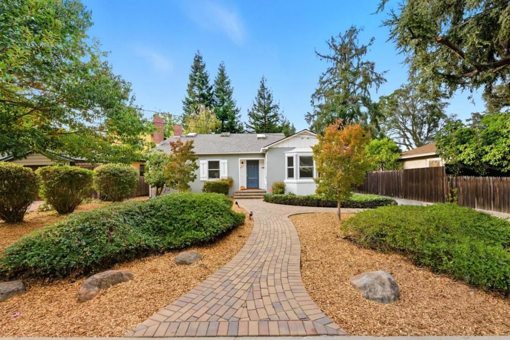 Photo of 860 Harvard Avenue, Menlo Park, CA 94025 (MLS # ML82025161)