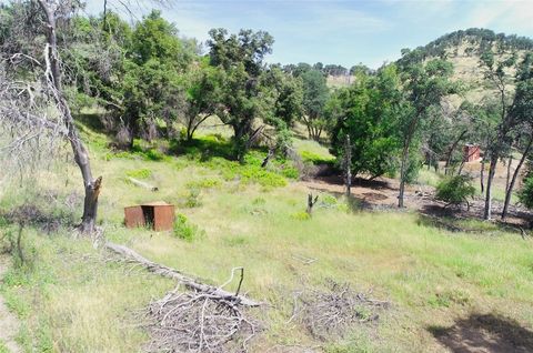 Photo of 3178 Oak Crest Dr, Clearlake, CA 95424 (MLS # LC26090031)