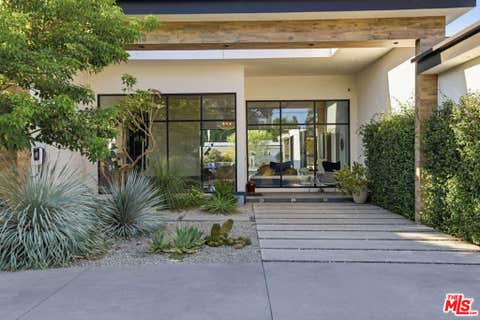 Photo of 22935 Oxnard Street, Los Angeles, CA 91367 (MLS # 26872999)