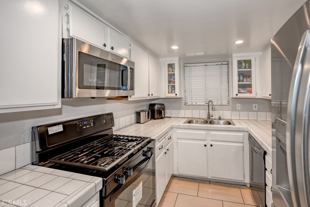 6545 Reseda Boulevard 3