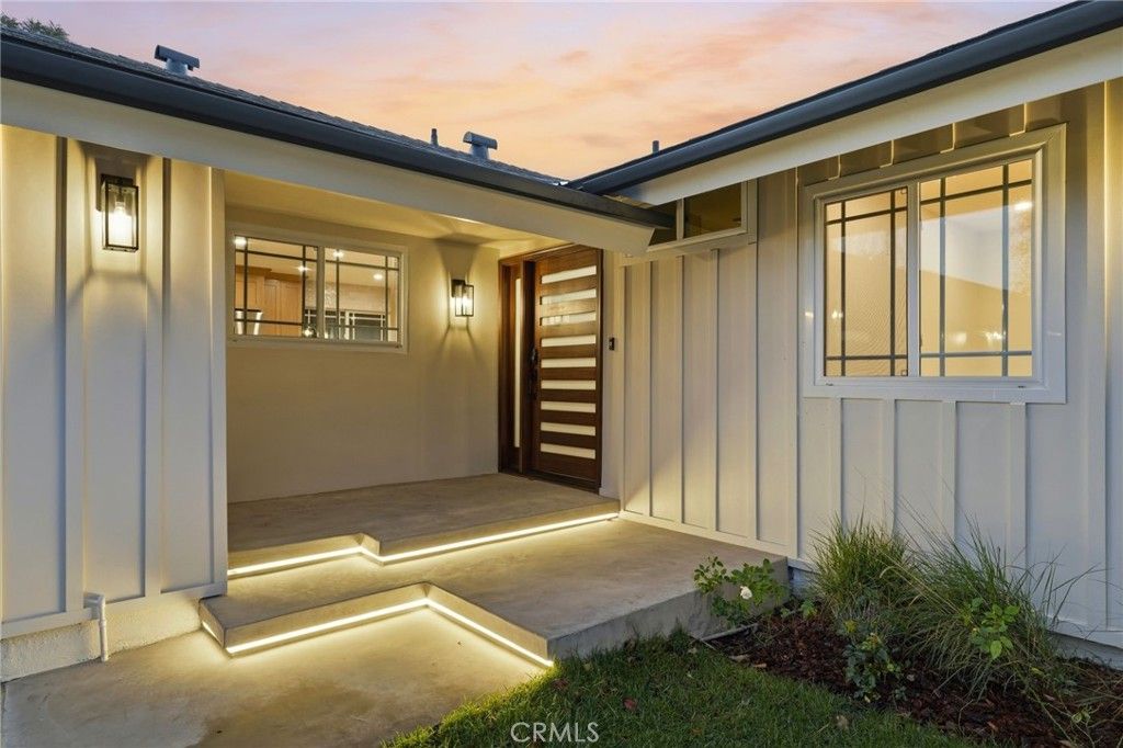 Photo of 18912 Halsted St, Northridge, CA 91324 (MLS # SR26055143)