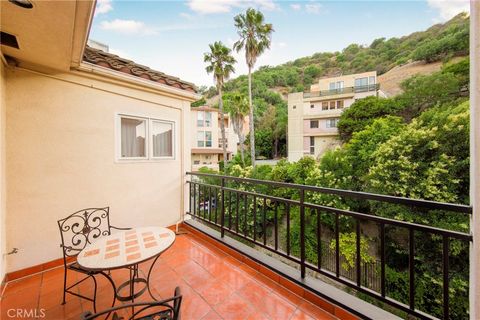 Photo of 3546 Dixie Canyon, Sherman Oaks, CA 91423 (MLS # SR26075678)