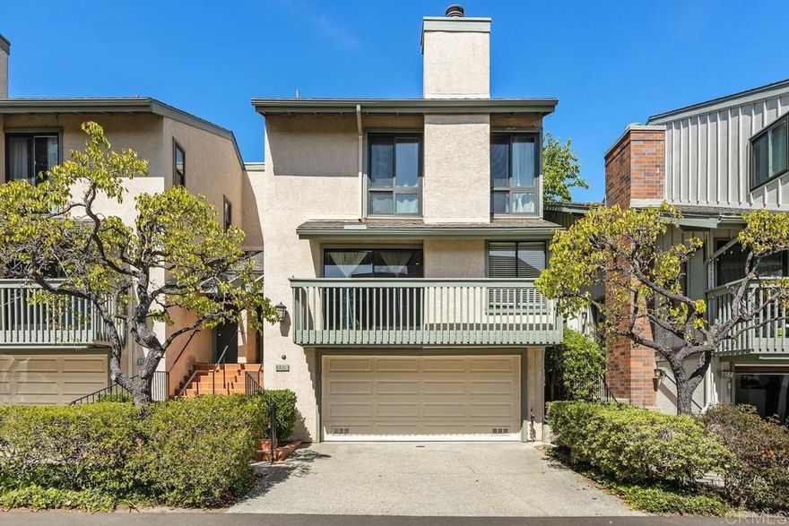 Welcome home to this upgraded 3 bedroom end unit with extra large driveway for bonus parking! Features hardwood floors, 1,500 est sq ft, crown molding, recessed lighting, Air conditioning, custom railings, gorgeous kitchen and bathrooms, epoxy floors in garage, double pane windows upstairs, large outdoor patio great for entertaining. Located close to Villa La Jolla Park, Trader Joes, Whole Foods, beaches, freeway access, UCSD, Torrey Pines golf, and much more! This home is a must see and is available October 1st!