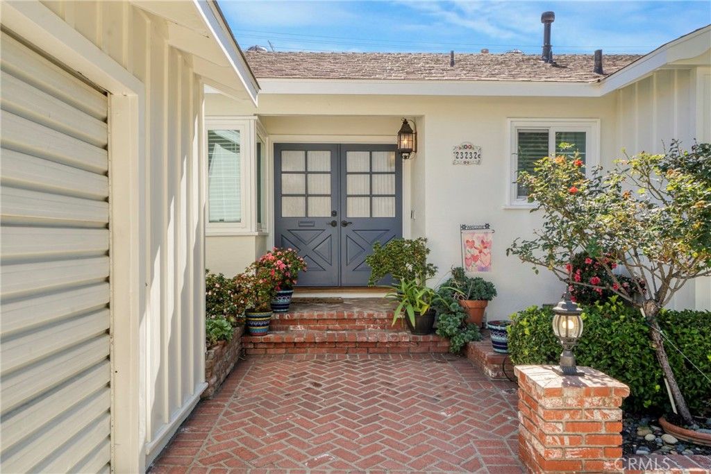 Photo of 23232 Hartland St, West Hills, CA 91307 (MLS # SR25243356)