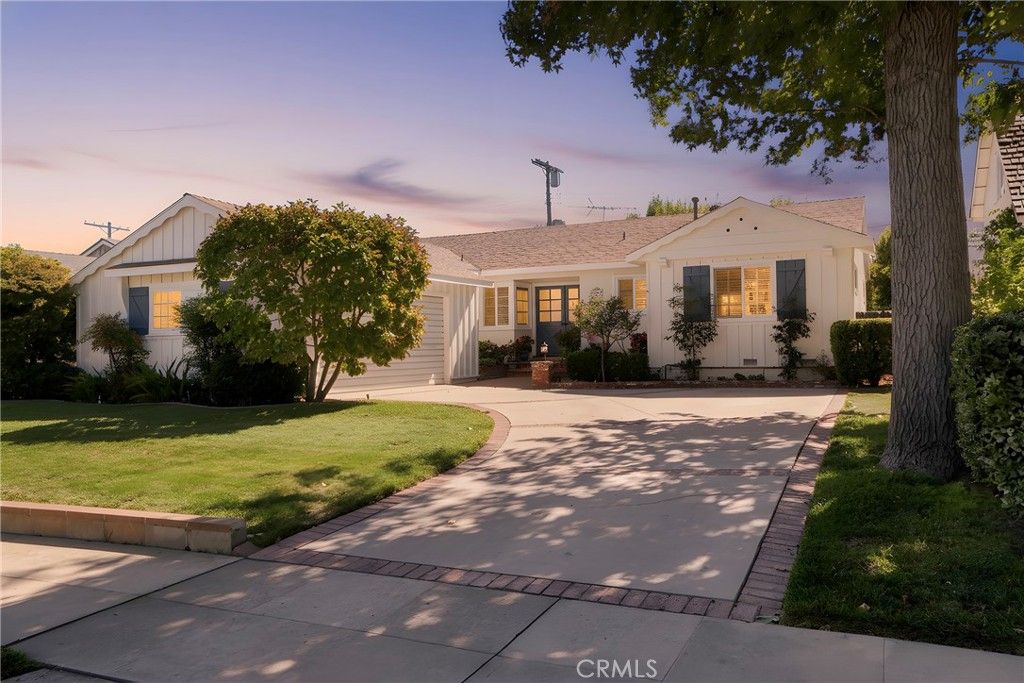 Photo of 23232 Hartland St, West Hills, CA 91307 (MLS # SR25243356)