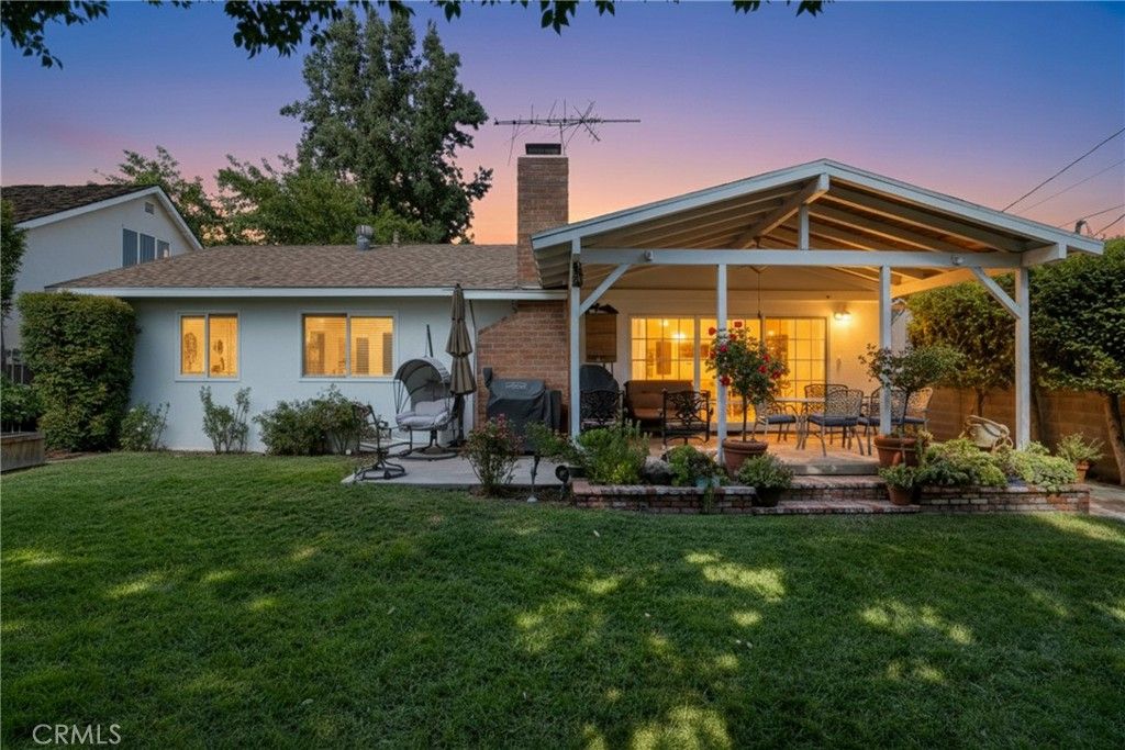 Photo of 23232 Hartland St, West Hills, CA 91307 (MLS # SR25243356)