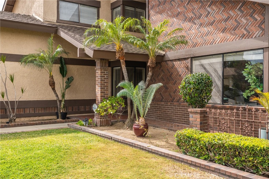 1563 Avenida Entrada