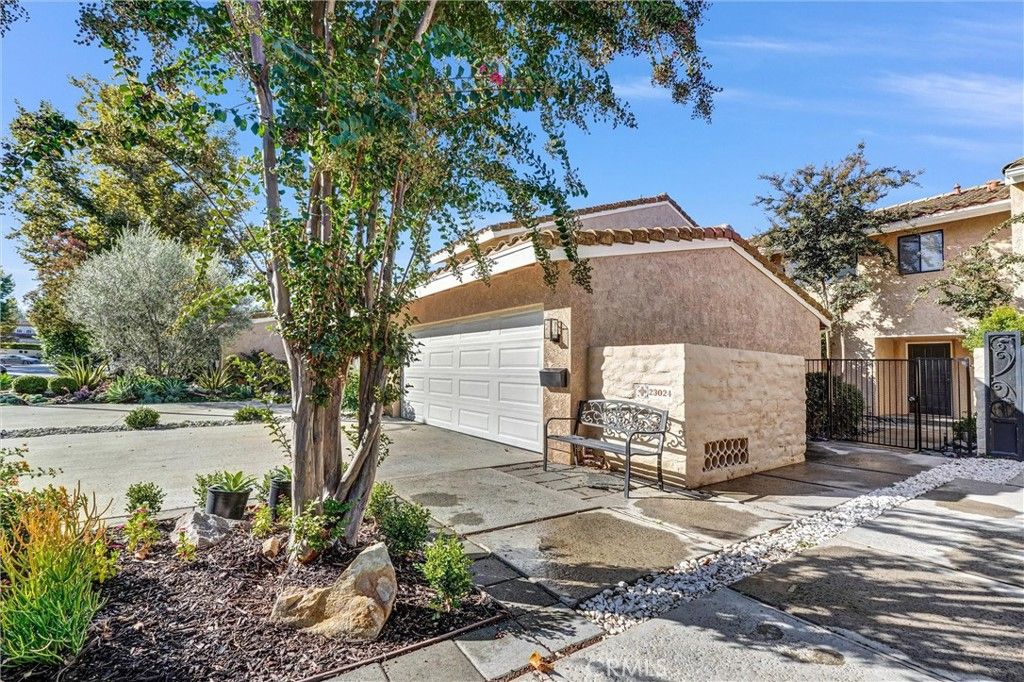 Photo of 23024 Park Sorrento, Calabasas, CA 91302 (MLS # SR25247058)