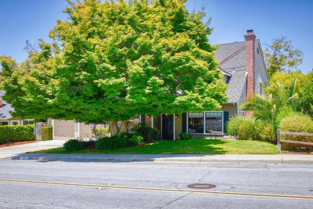 1109 Foxhurst Way