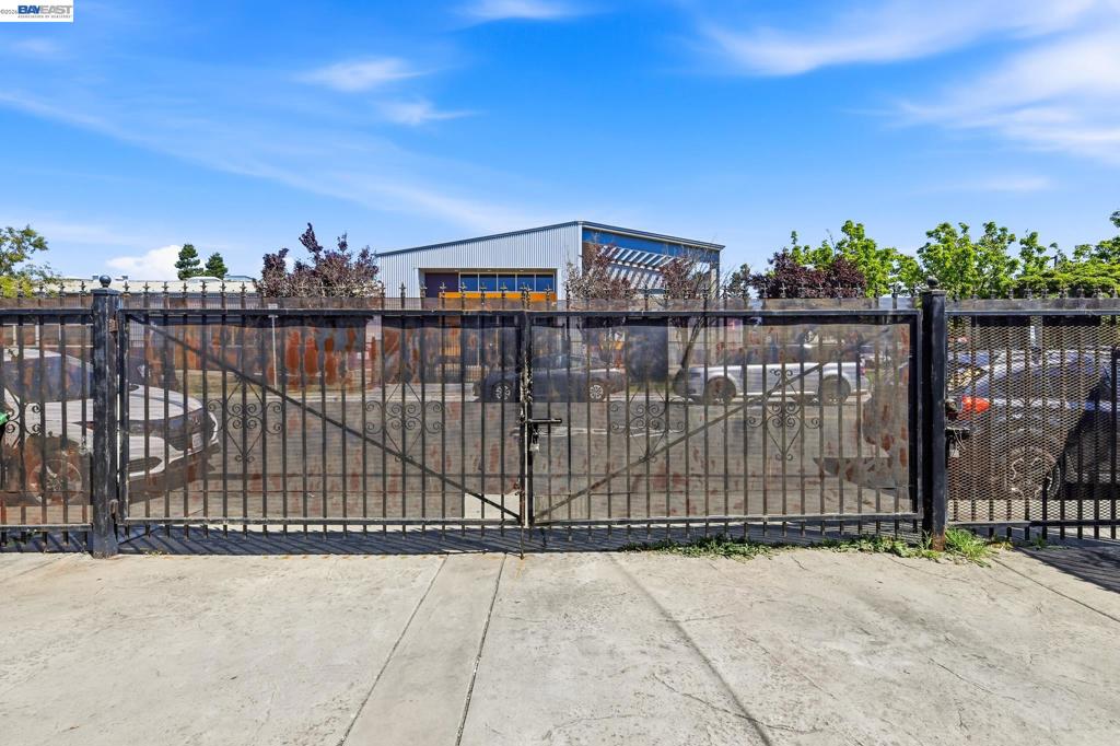 403 405 105th Ave