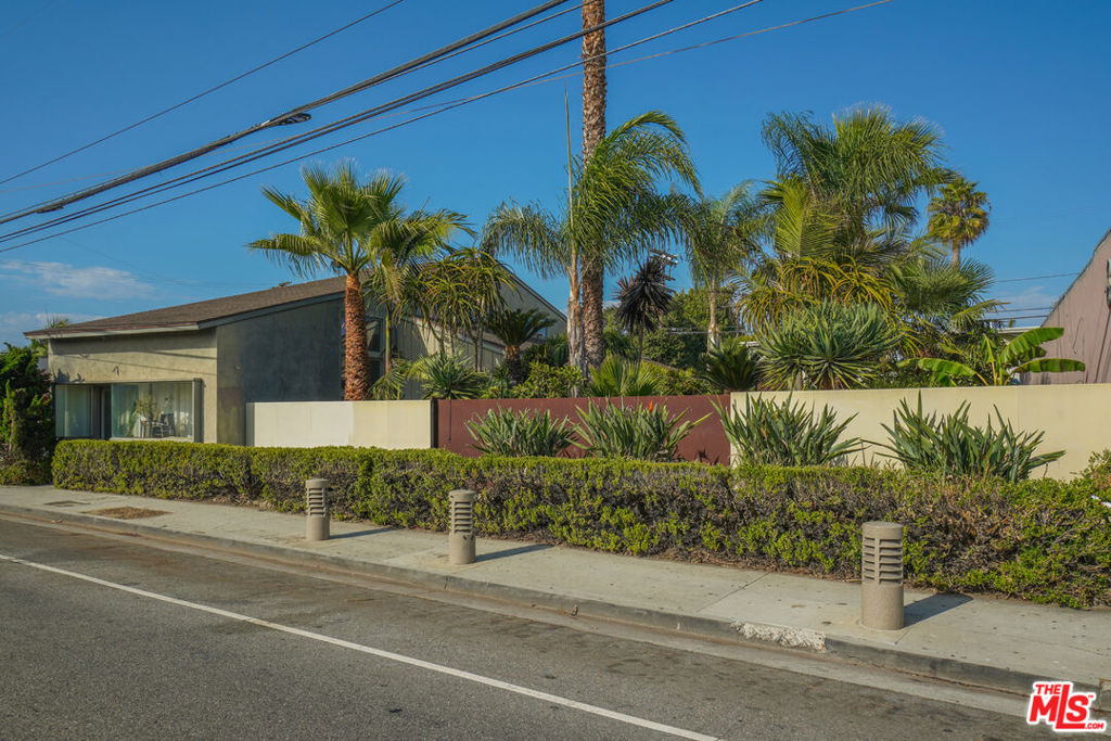 4546 S Centinela Avenue
