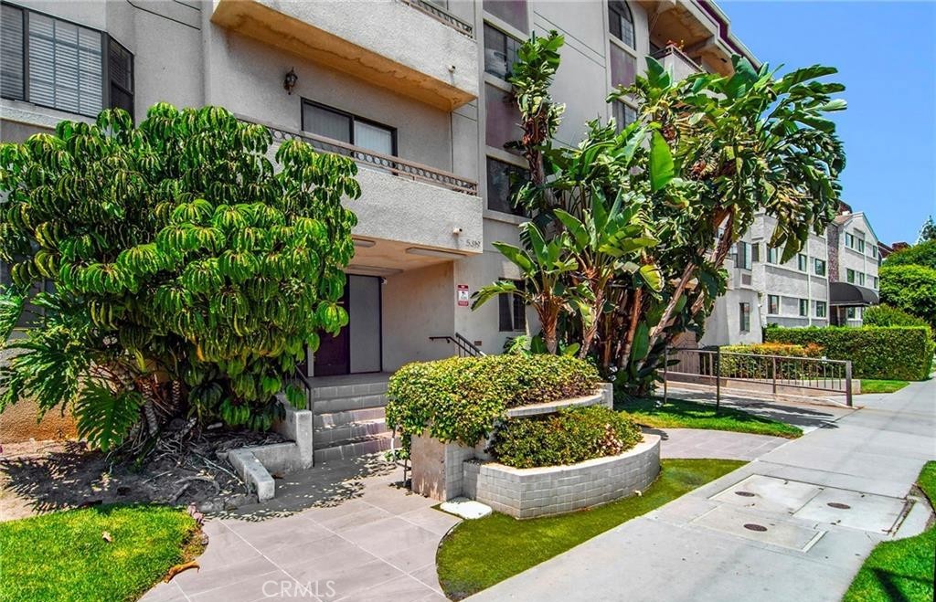 Bright and spacious 2-bedroom, 2-bathroom condo offering 1,133 sq ft of comfortable living space. Built in 1990, this unit features fully renovated en-suite bathrooms in both bedrooms, providing privacy and convenience. The kitchen is equipped with quartz countertops, stainless steel appliances, and modern cabinetry. New laminate flooring flows throughout the open floor plan, enhancing the bright and airy feel with abundant natural light. Additional amenities include a separate laundry room with closet for extra storage and central air conditioning and heating for year-round comfort. Conveniently located near Ventura Boulevard, this condo offers easy access to shopping, dining, and transportation.