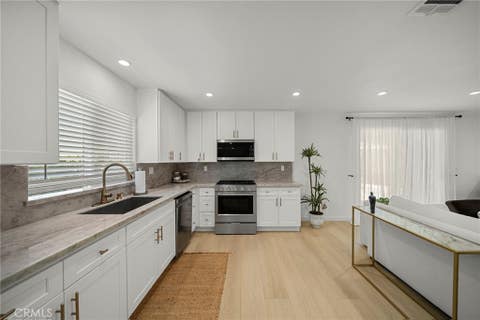 Tiny photo for 23817 Victory Boulevard, West Hills, CA 91307 (MLS # SR26137718)