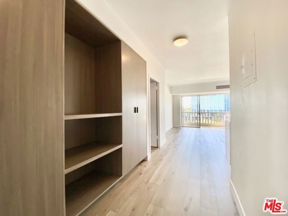 999 N Doheny Drive 1001
