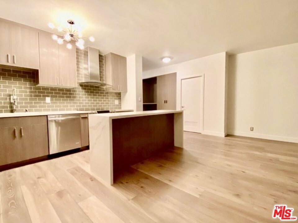 999 N Doheny Drive 1001