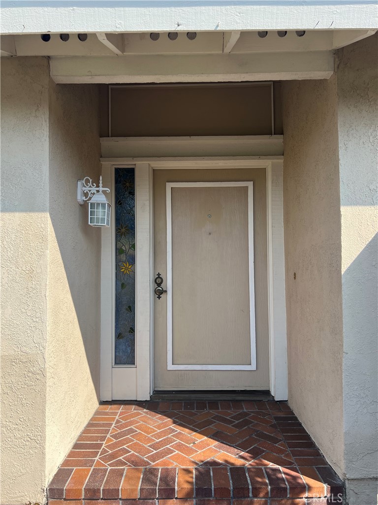 Nice and Cute Single Family Situated in the Corner and Cal De Sac Street.
Fresh Painted , Newer Flooring, Single Level ,Bright and Light.
3 Bedroom, 2 Bath with Attached 2 Car Garage with Driveway.
Backyard connect to Open Park.
Must see this home !!!!