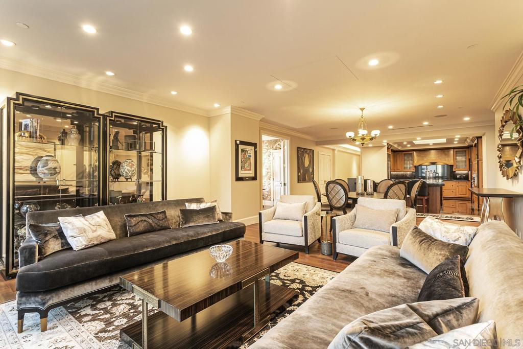 700 Front St 801/807