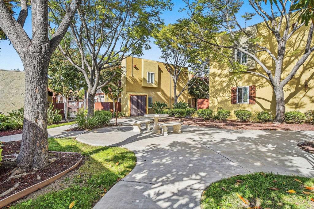 1000 Estes Street 51