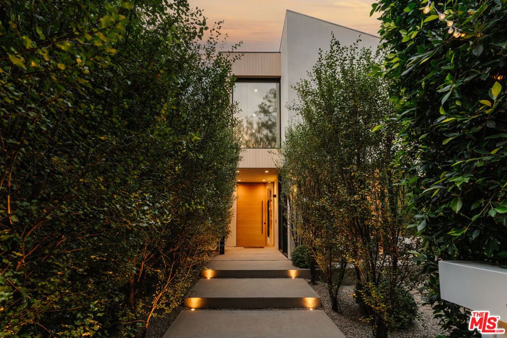Photo of 116 S Gretna Green Way, Los Angeles, CA 90049 (MLS # 26827317)