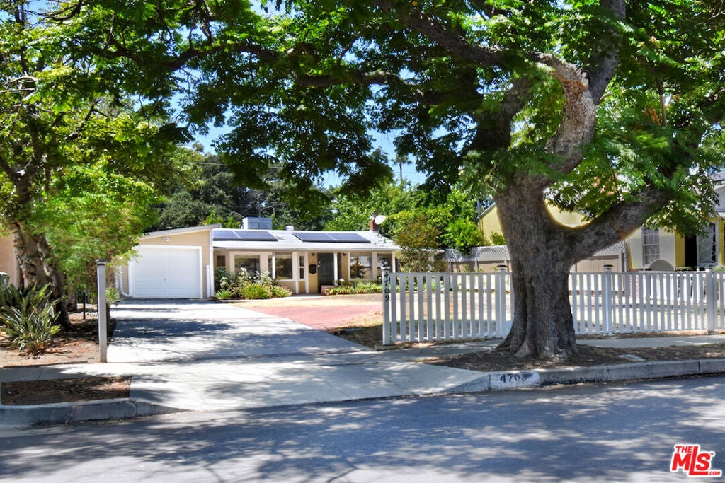 Photo of 4709 Camellia Avenue, Valley Village, CA 91602 (MLS # 26847933)