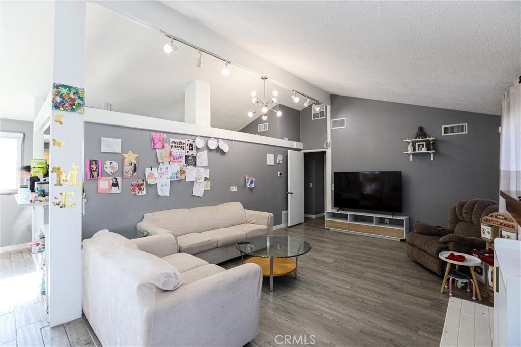 2186 W Huntington