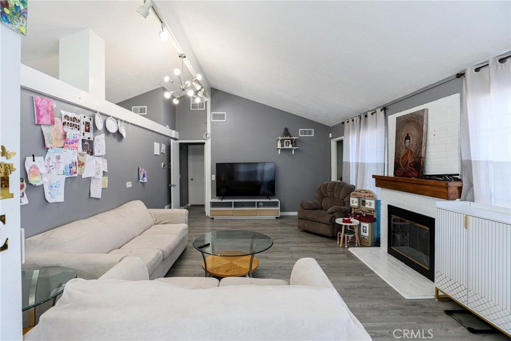 2186 W Huntington