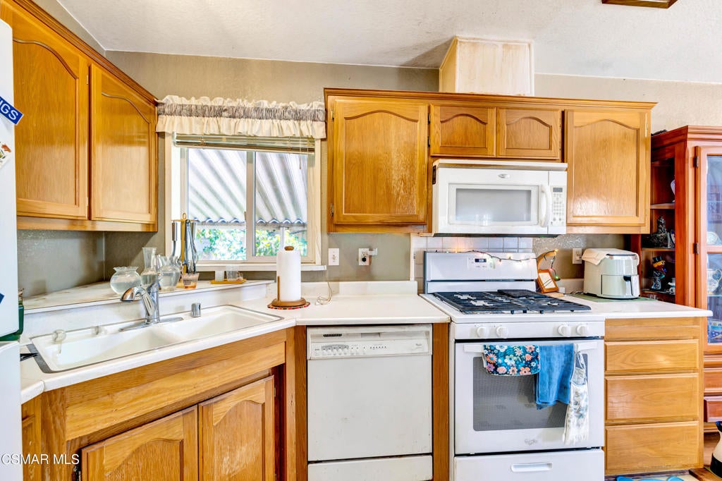 11401 Topanga Canyon Boulevard 98