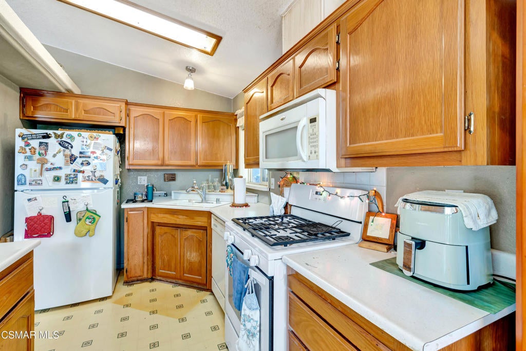 11401 Topanga Canyon Boulevard 98