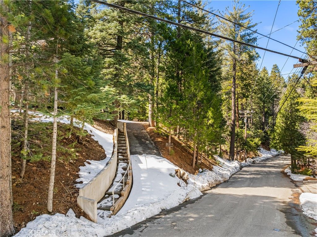 Photo of 450 Annandale Dr, Lake Arrowhead, CA 92352 (MLS # IV26017843)