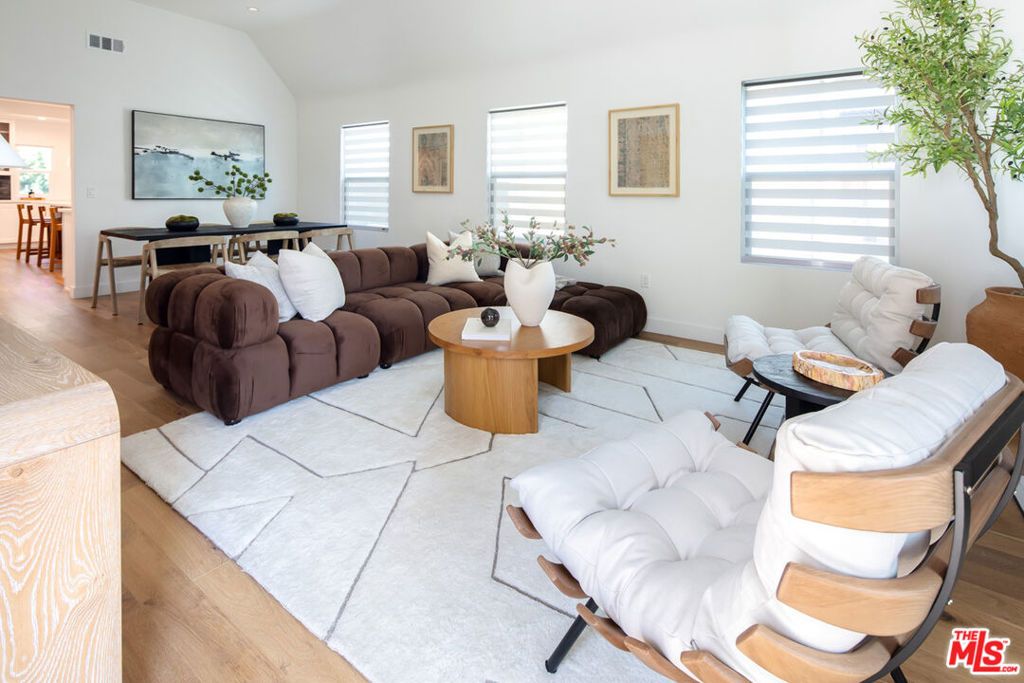 Photo of 1363 S Curson Avenue, Los Angeles, CA 90019 (MLS # 25573779)