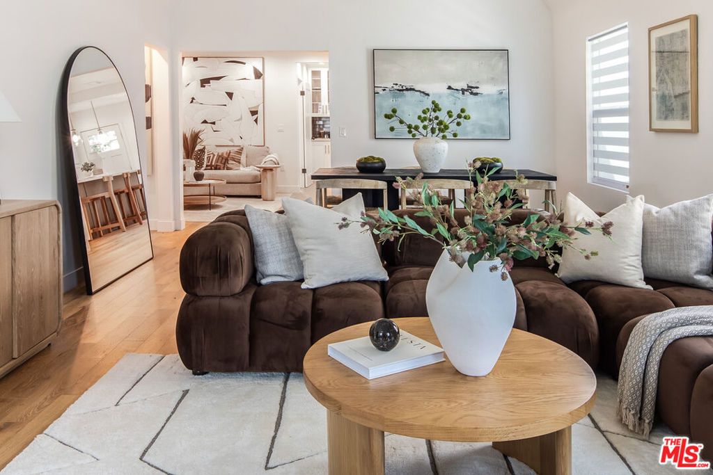 Photo of 1363 S Curson Avenue, Los Angeles, CA 90019 (MLS # 25573779)