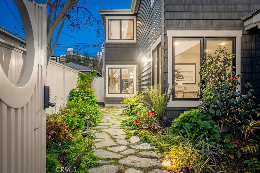 1704 N Poinsettia