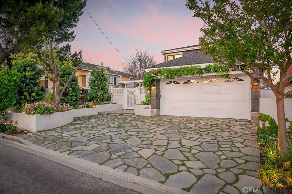 1704 N Poinsettia