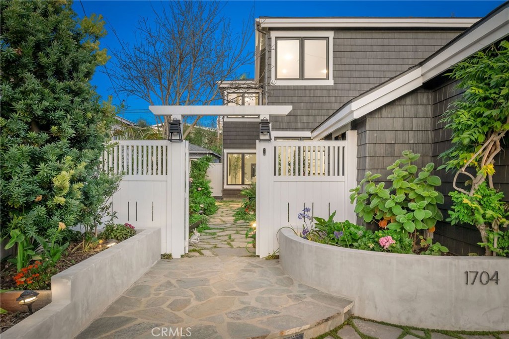 1704 N Poinsettia