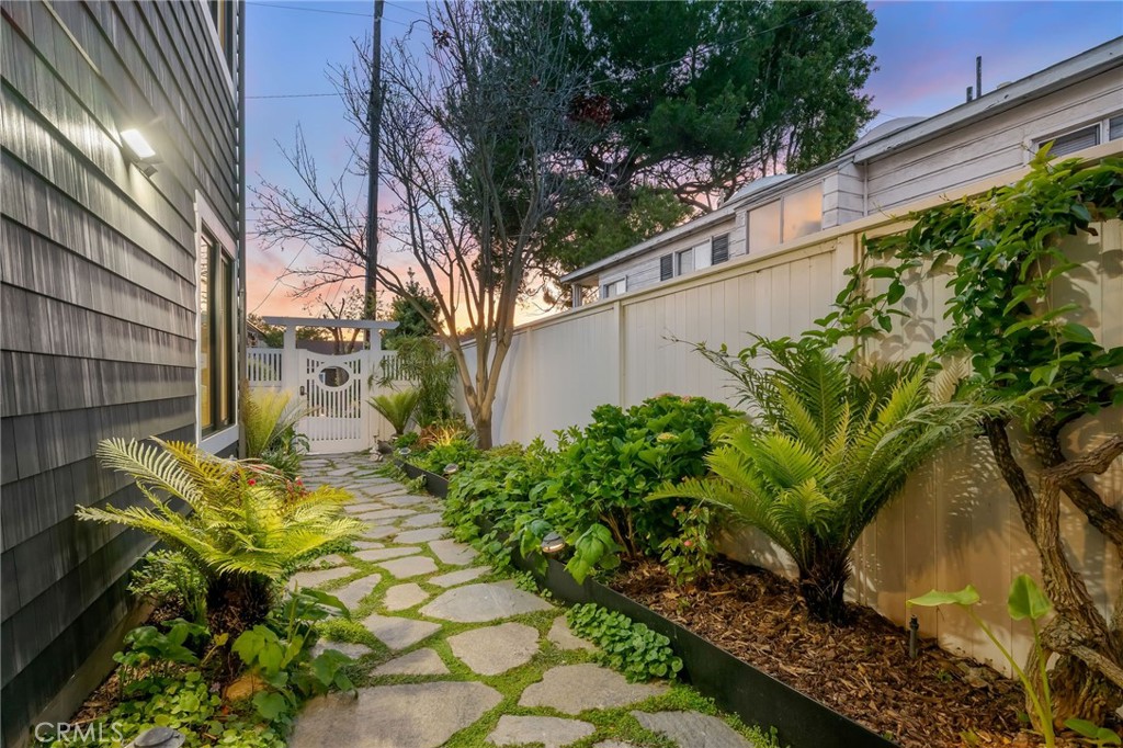 1704 N Poinsettia