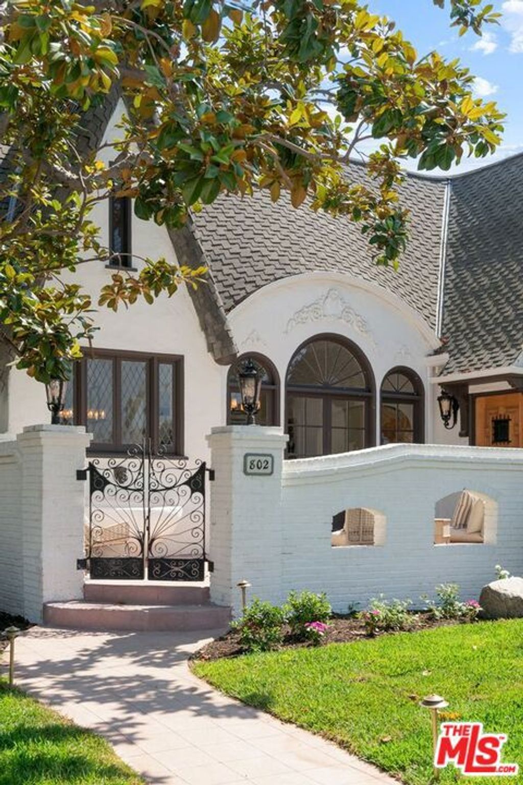 Photo of 802 S Cochran Avenue, Los Angeles, CA 90036 (MLS # 25590485)