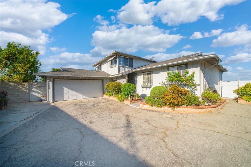 2204 Ruiz Place
