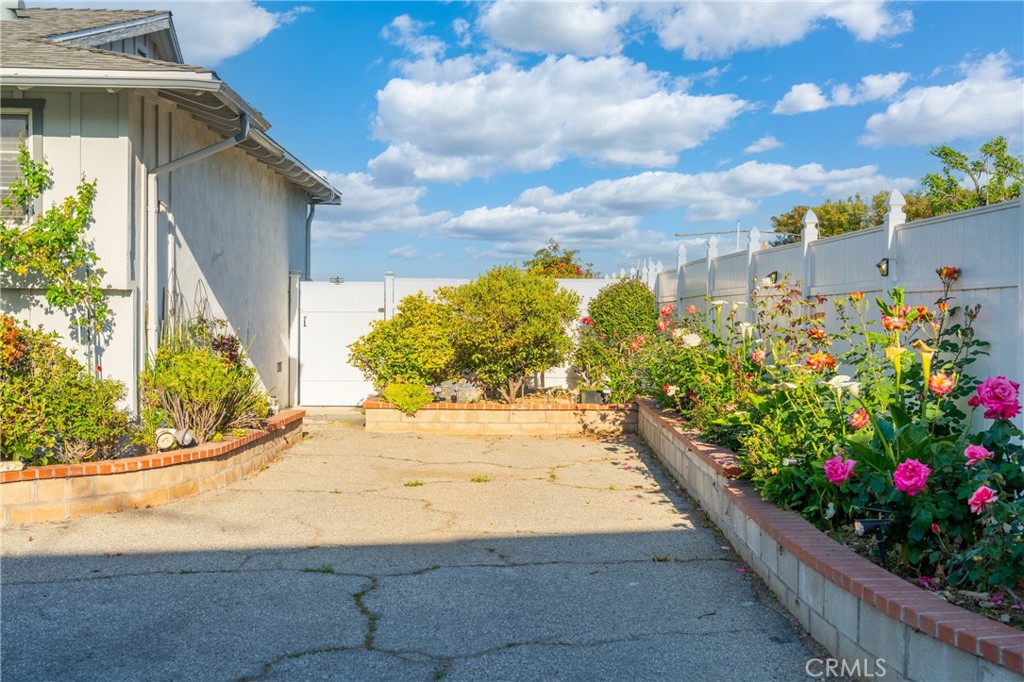 2204 Ruiz Place
