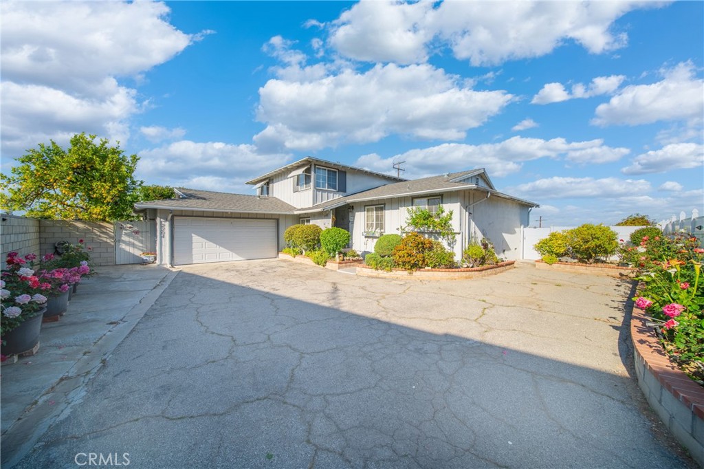 2204 Ruiz Place