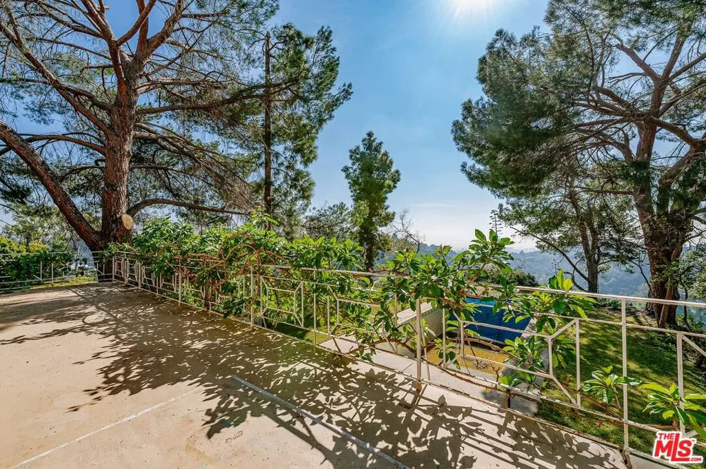 Los Angeles, California 90077, United States, 3 Bedrooms Bedrooms, ,2 BathroomsBathrooms,Residential,Pending,73371