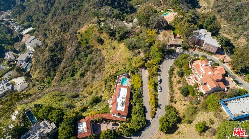 Los Angeles, California 90077, United States, 3 Bedrooms Bedrooms, ,2 BathroomsBathrooms,Residential,Pending,73371