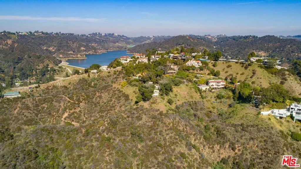 Los Angeles, California 90077, United States, 3 Bedrooms Bedrooms, ,2 BathroomsBathrooms,Residential,Pending,73371