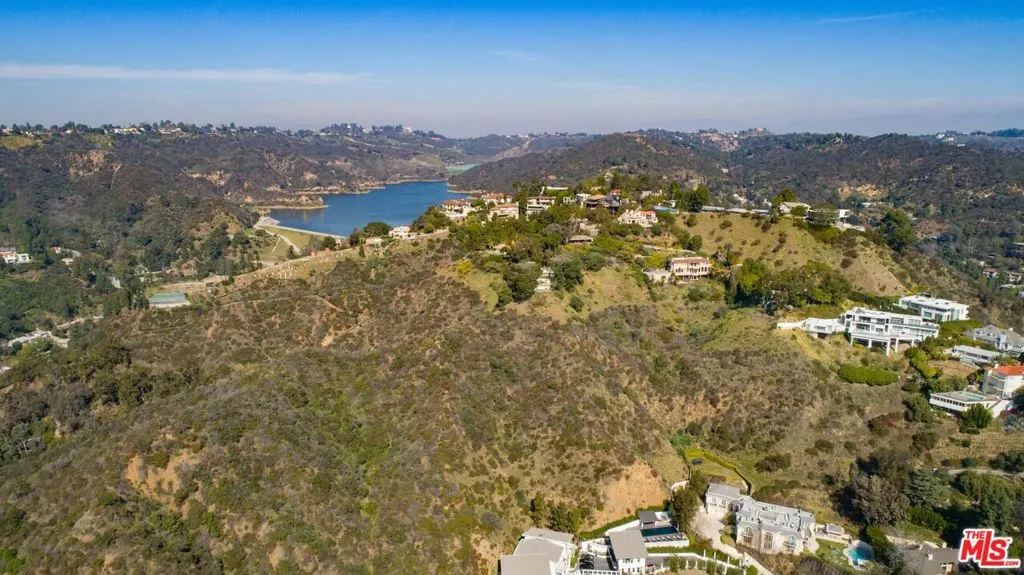 Los Angeles, California 90077, United States, 3 Bedrooms Bedrooms, ,2 BathroomsBathrooms,Residential,Pending,73371