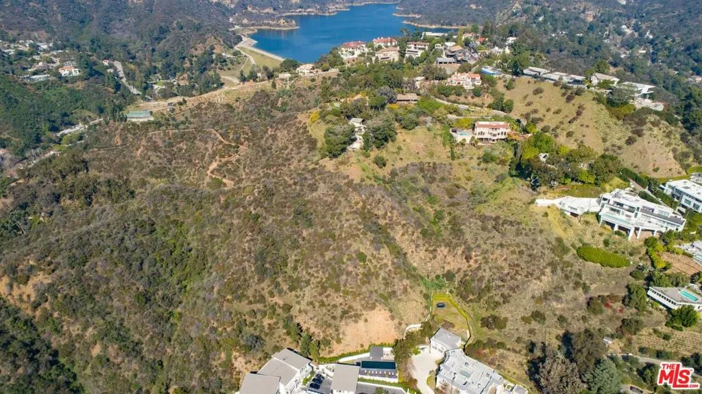 Los Angeles, California 90077, United States, 3 Bedrooms Bedrooms, ,2 BathroomsBathrooms,Residential,Pending,73371