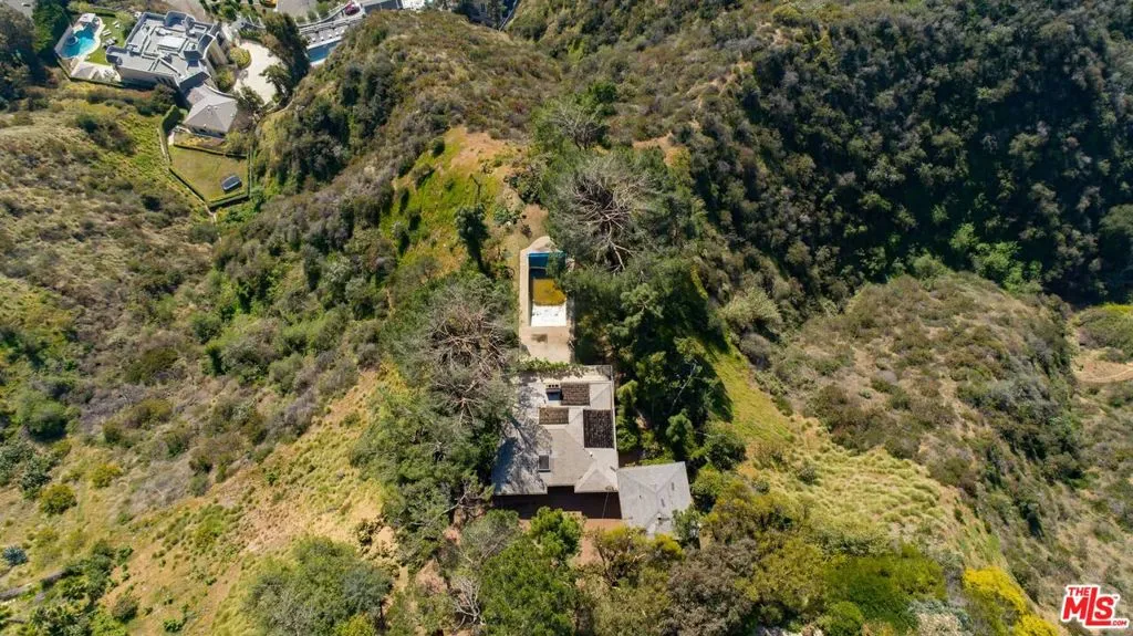 Los Angeles, California 90077, United States, 3 Bedrooms Bedrooms, ,2 BathroomsBathrooms,Residential,Pending,73371