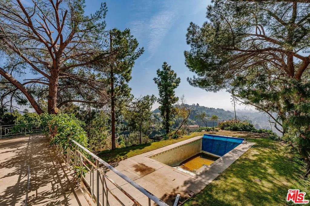 Los Angeles, California 90077, United States, 3 Bedrooms Bedrooms, ,2 BathroomsBathrooms,Residential,Pending,73371