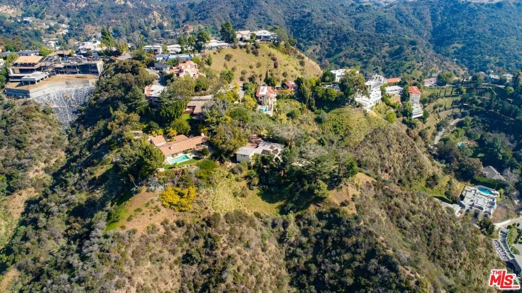 Los Angeles, California 90077, United States, 3 Bedrooms Bedrooms, ,2 BathroomsBathrooms,Residential,Pending,73371