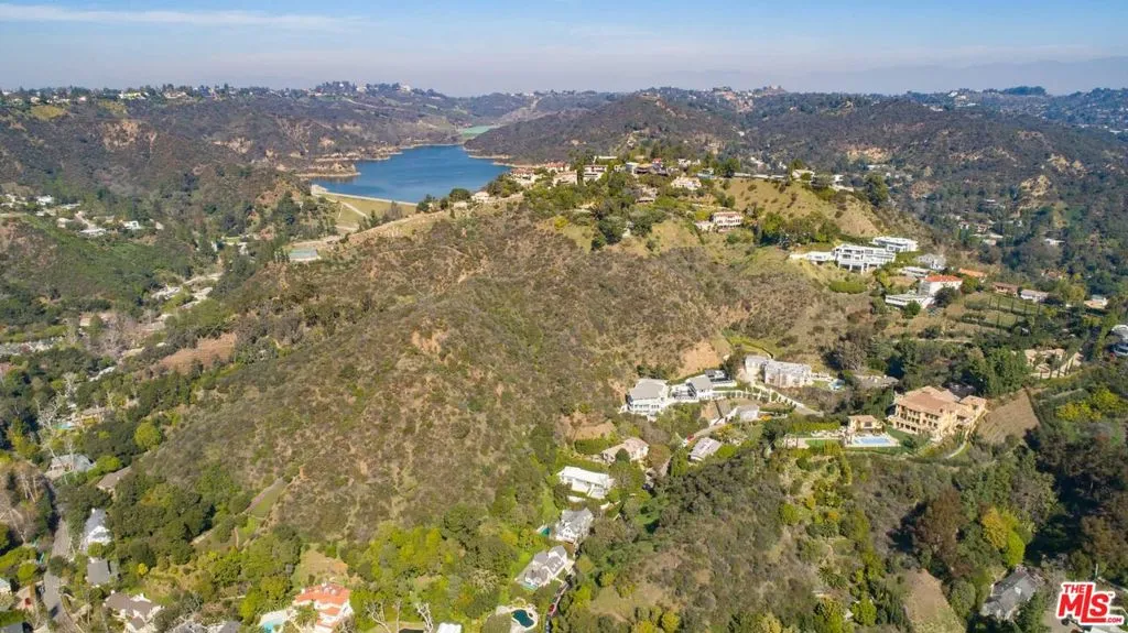 Los Angeles, California 90077, United States, 3 Bedrooms Bedrooms, ,2 BathroomsBathrooms,Residential,Pending,73371